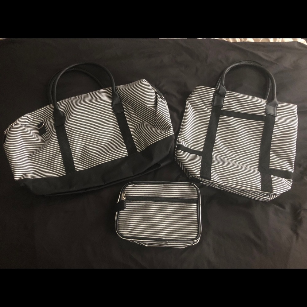 ⛔️SOLD⛔️ New Black and White Travel Bag Set